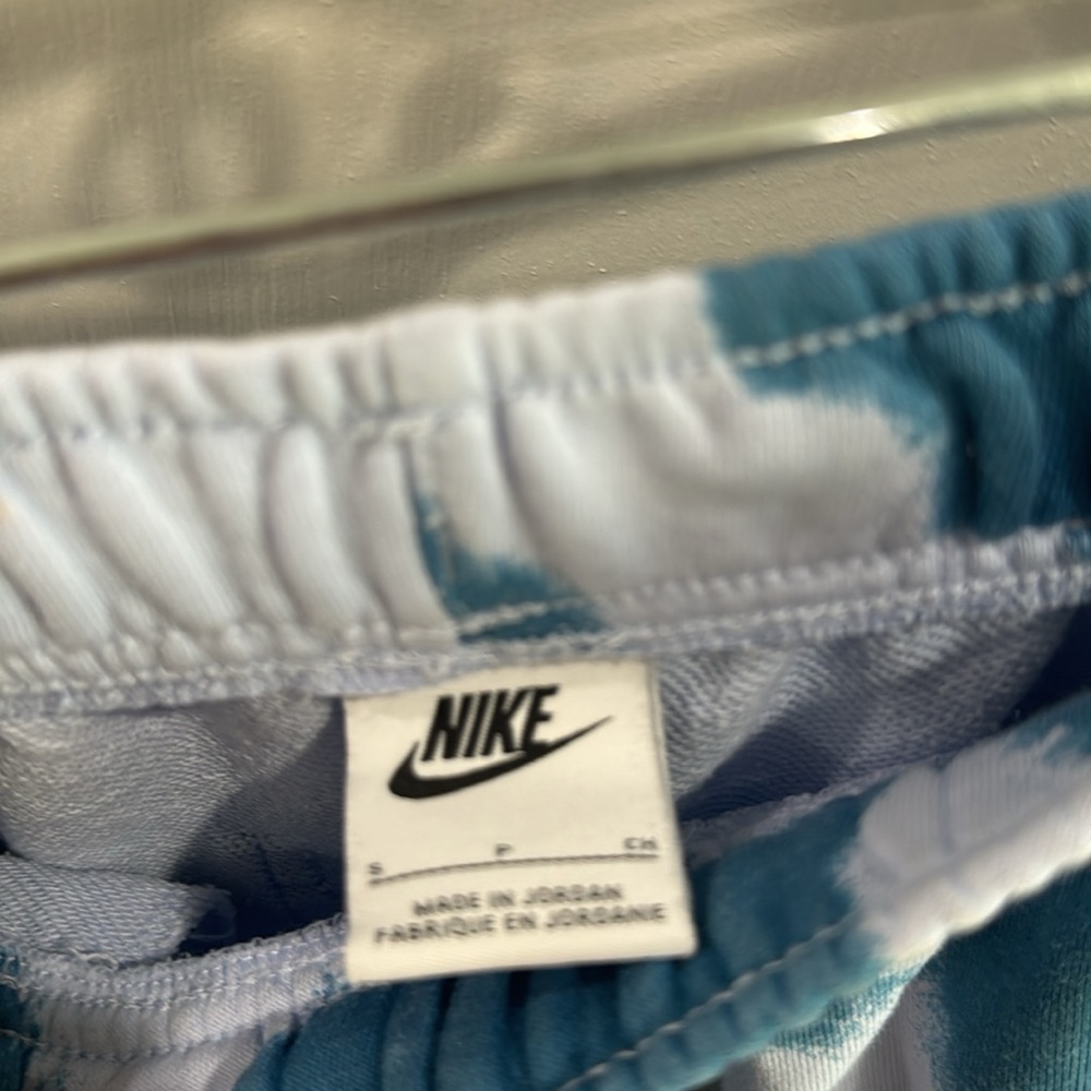 Nike Shorts size Small - Picture 2 of 4